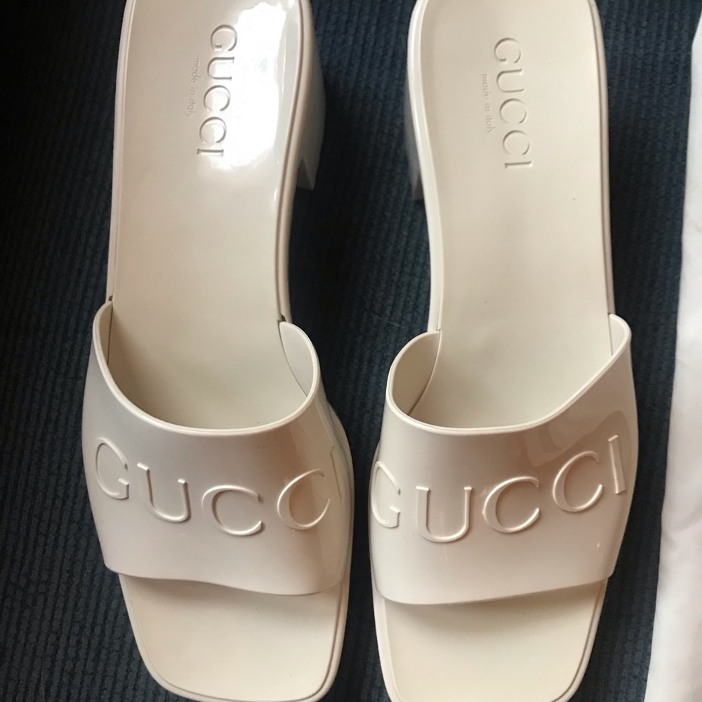 GUCCI size 8 color is white heel sandals also comes with Gucci bag never worn
